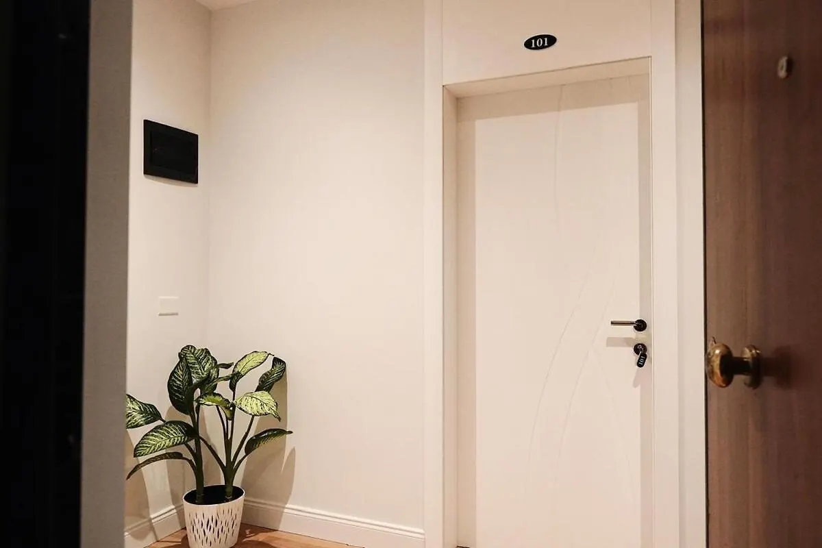Apartment 101 Cirk ティラナ